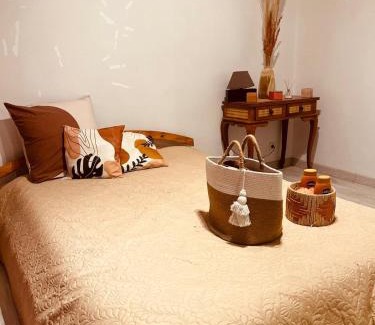 Orgeres House | Chambre bleu canard