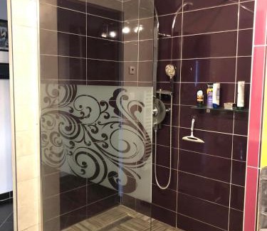Venarey-les-Laumes House | Chambre chez Delphine et Guillaume salle de bain et wc commun