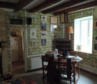 Ivoy le Pre House | chambre chez l'habitant ,bleue, maison ancienne