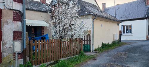 Ivoy le Pre House | chambre chez l'habitant rouge maison ancienne