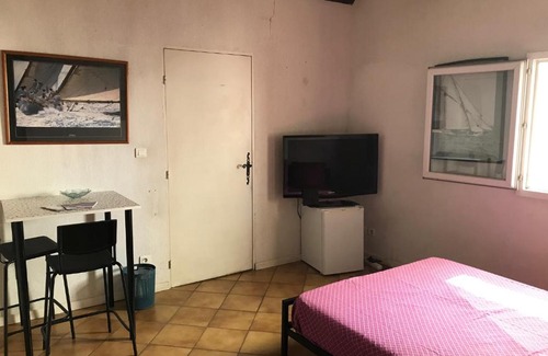 13th Arrondissement House | Chambre climatisée avec sdb privée dans une villa avec piscine ouverte d'avril à mi octobre