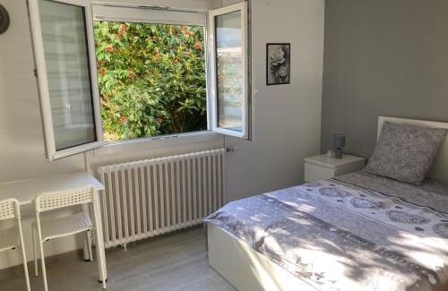 Cholet House | Chambre comme un petit logement
