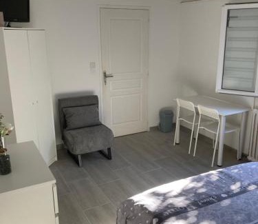 Cholet House | Chambre comme un petit logement