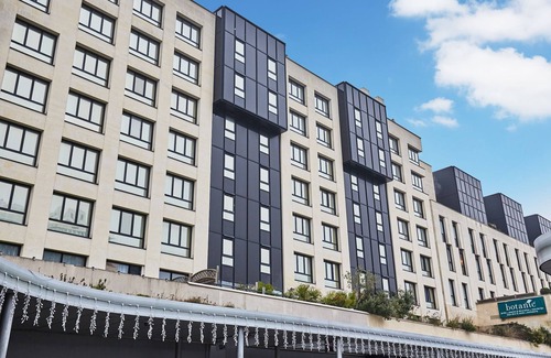 Rueil-Malmaison Apartment | Chambre Confortable et Abordable près du RER