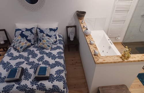 Neufmaisons Bed & Breakfast | Chambre d'Emma, whirlpool bath, free Wi-Fi, free private parking