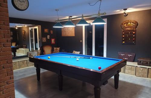 Chazelles-sur-Lyon Bed & Breakfast | Chambre d'hôte avec Hammam et salle de jeux