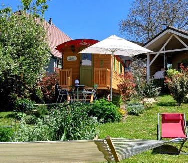 Villy-le-Bouveret Bed & Breakfast | Chambre d'hôte dans Roulotte aménagée tout confort Kitchenette SDB La Fée Favie
