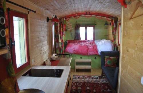 Villy-le-Bouveret Bed & Breakfast | Chambre d'hôte dans Roulotte aménagée tout confort Kitchenette SDB La Fée Favie