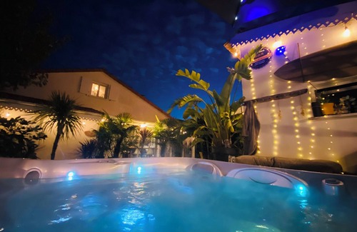 Merignac Villa | Chambre d'hôte Villa Tropicale & Private Jacuzzi