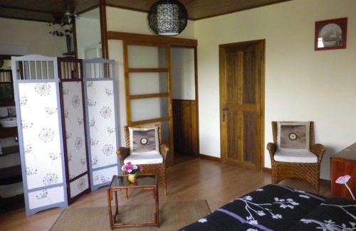 Chevillard Bed & Breakfast | Chambre d'hôtes La Haie Fleurie