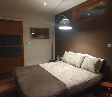 Charlier - Valvert House | Chambre double accueillante avec douche privative