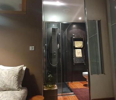 Charlier - Valvert House | Chambre double accueillante avec douche privative