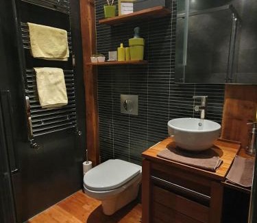 Charlier - Valvert House | Chambre double accueillante avec douche privative