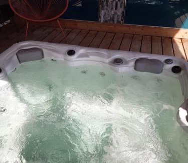 Bernadets-Debat Bed & Breakfast | CHAMBRE DOUBLE AVEC PISCINE ET JACUZZI