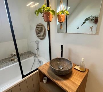 Santes House | Chambre et salle de bain privée