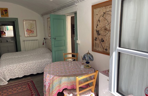 Saint-Hippolyte-du-Fort Bed & Breakfast | Chambre Nicolas, cool in summer, warm in winter