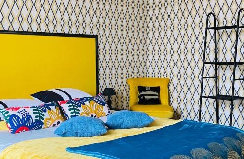 Cour du Levant Bed & Breakfast | Chambre Hote Urban Chic proche Bagnoles SDD privative au Calme