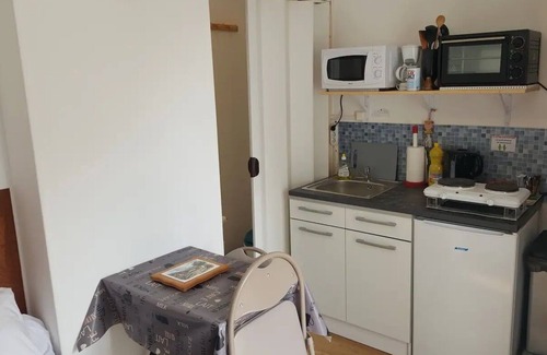 Generac Bed & Breakfast | Chambre Meublée Avec Kitchenette Dans un Jardin Fleurie à la Campagne