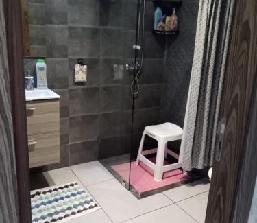 Sale House | chambre moderne avec une terasse et salle de bain privative