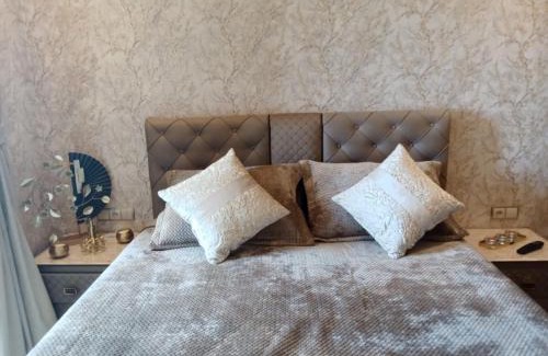 Sale House | chambre moderne avec une terasse et salle de bain privative