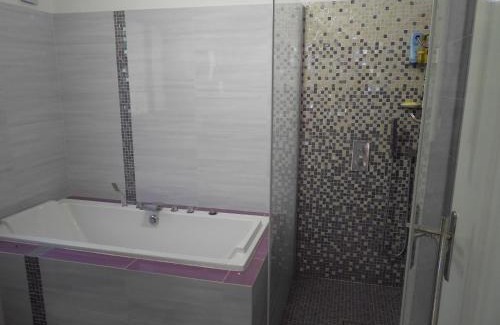 Roquefort-les-Pins Bed & Breakfast | CHAMBRE PARENTALE 1