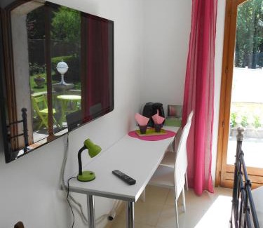 Roquefort-les-Pins Bed & Breakfast | CHAMBRE PARENTALE 1