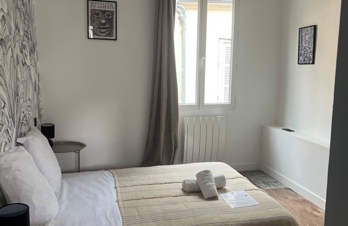 Chartres House | CHAMBRE PICASSIETTE - 1 WITH DINING AREA-BILLARD-BABYFOOT-TERRACE