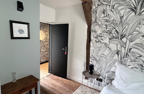 Chartres House | CHAMBRE PICASSIETTE - 1 WITH DINING AREA-BILLARD-BABYFOOT-TERRACE