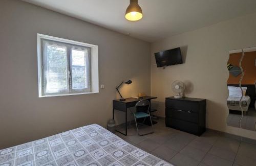 Neuvy-Saint-Sepulchre Bed & Breakfast | Chambre PMR avec Salle d'Eau Privative, Grande Lit, et Petit-Déjeuner Inclus in Neuvy-Saint-Sépulchre - FR-1-591-608