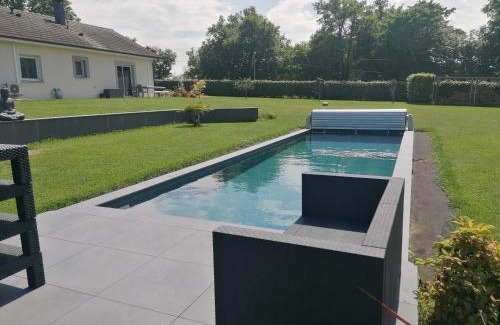 Doissin House | chambre privée bleue avec piscine