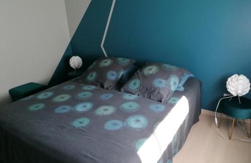 Doissin House | chambre privée bleue avec piscine