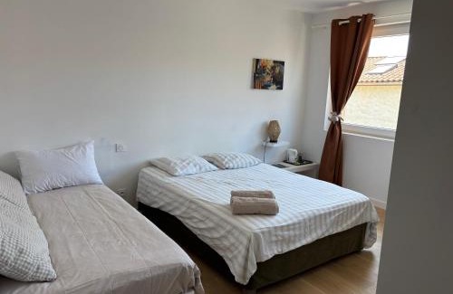 Genay House | Chambre privée climatisé avec salle de bain partagée - Le Sable