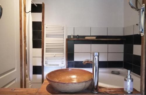 Saint-Julien-la-Vetre Bed & Breakfast | Chambre tranquille avec salle de bain privative