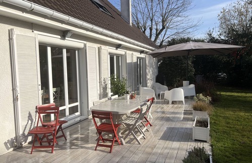 Plaisir House | Chambres à Louer Dans une Maison Située Dans un Domaine Recherché Avec Piscine