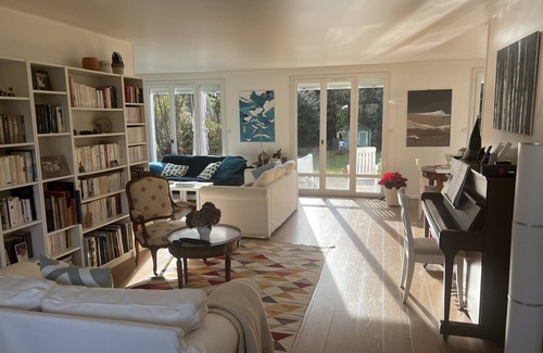 Plaisir House | Chambres à Louer Dans une Maison Située Dans un Domaine Recherché Avec Piscine