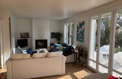 Plaisir House | Chambres à Louer Dans une Maison Située Dans un Domaine Recherché Avec Piscine