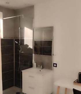 Chavanoz House | Chambres cosy proche cnpe Bugey - via rhona
