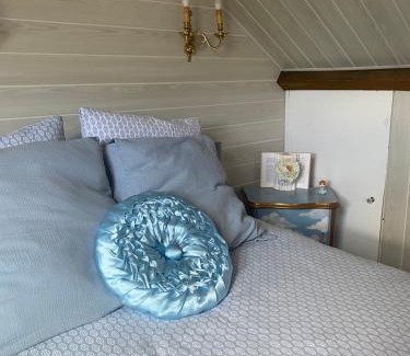 Gueugnon Bed & Breakfast | Chambres d’hôte au Chapeau Claque Cabaret