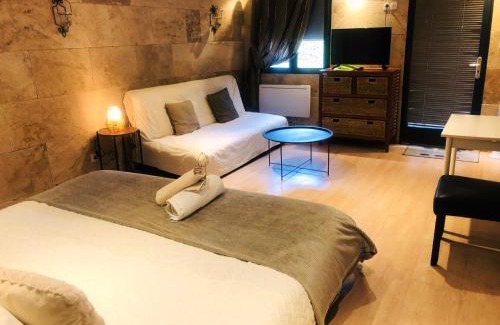 Chenove Bed & Breakfast | Chambres d'Hôte Dijon Clair de Lune Adults Only