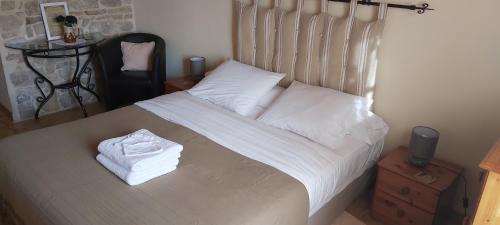 Lompnes Bed & Breakfast | Chambres D'Hotes "Les Chiens Verts", jardin, terrasse, parking privé