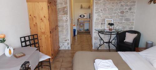 Lompnes Bed & Breakfast | Chambres D'Hotes "Les Chiens Verts", jardin, terrasse, parking privé