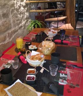 Lompnes Bed & Breakfast | Chambres D'Hotes "Les Chiens Verts", jardin, terrasse, parking privé