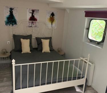 Minimes - Barriere de Paris Boat Rental | chambres dans peniche un air de vacances