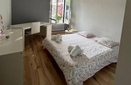 Villeparisis House | Chambres privées et CALMES CHEZ L'HABITANT- Sdb commune-parking privé sur demande-Pour personnes respectueuses et discrètes