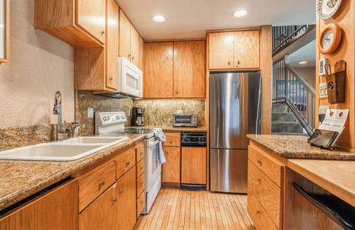 Mammoth Lakes House | Chamonix #92, 1 Bedroom + Loft. Steps to Canyon Lodge, Ski-in Ski-Out