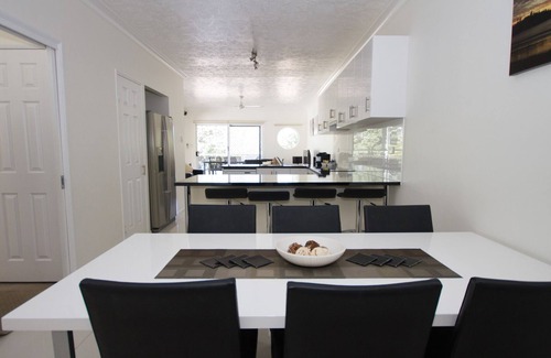 Arcadia Apartment | Champagne four on magnetic