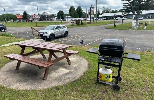 Pembroke Hotel | Champlain Motor Inn
