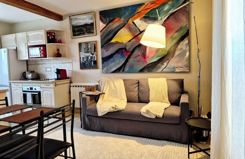 Chantilly House | Chantilly gardens, 3-storey maisonette next to the station.
