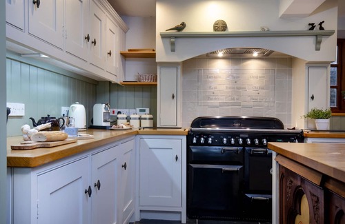 Chard Cottage | Chantry Cottage - sleeps 6 guests in 3 bedrooms