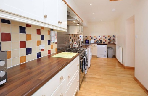 Castle Douglas Cottage | Chapelerne Farmhouse - a house that sleeps 10 guests in 4 bedrooms